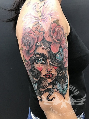 Vrouwen gezicht met bloemen