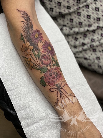 watercolor bloemen op onderarm