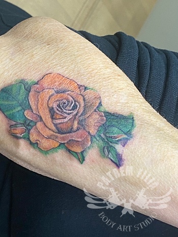 watercolor roos op onderarm