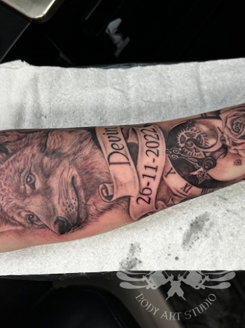 wolf met klok