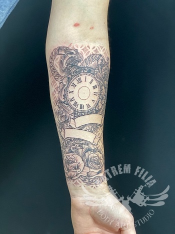 zakhorloge met rozen op onderarm