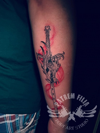 Zwaard & rode accenten - onderarm tattoo