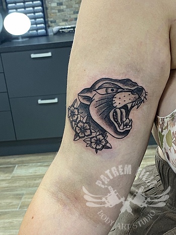 Zwarte panter met bloemen