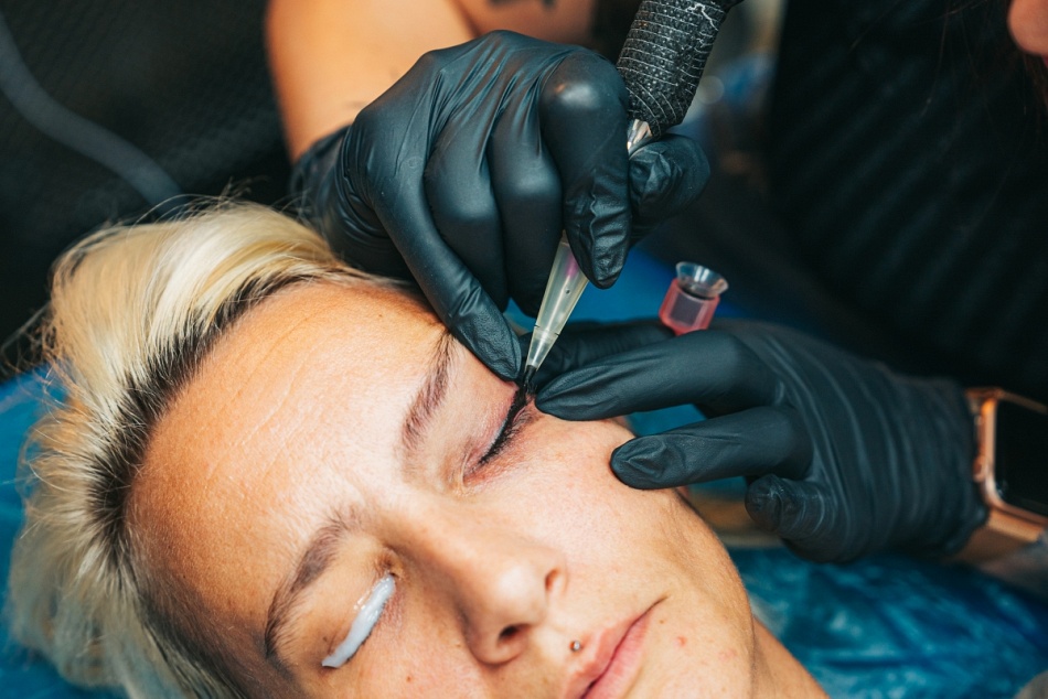 De Voordelen van Permanente Make-up tegenover traditionele make-up.